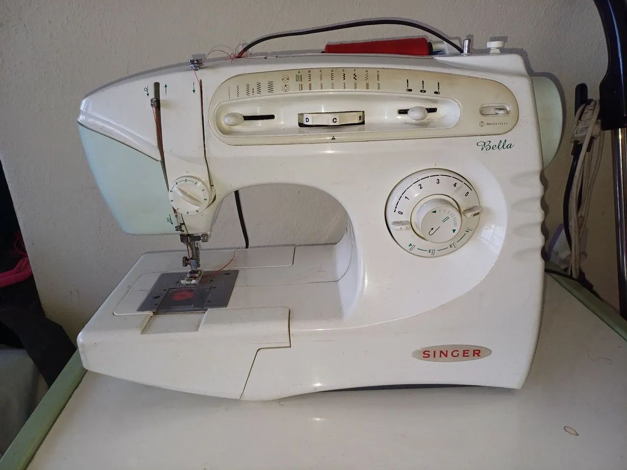 Máquina de Costura Singer Bella Usada