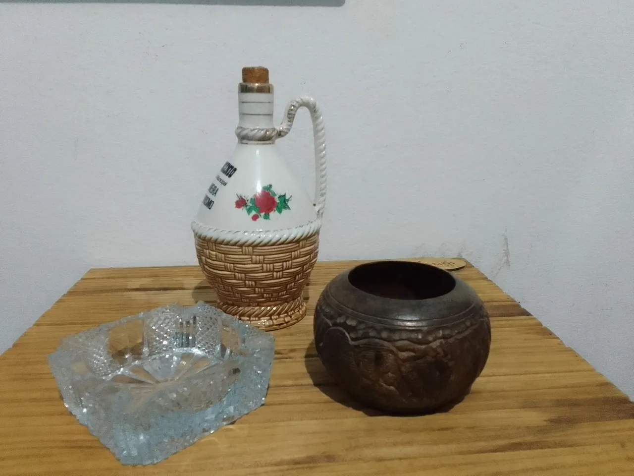 Garrafa ,cinzeiro de vidro e cachepô de madeira