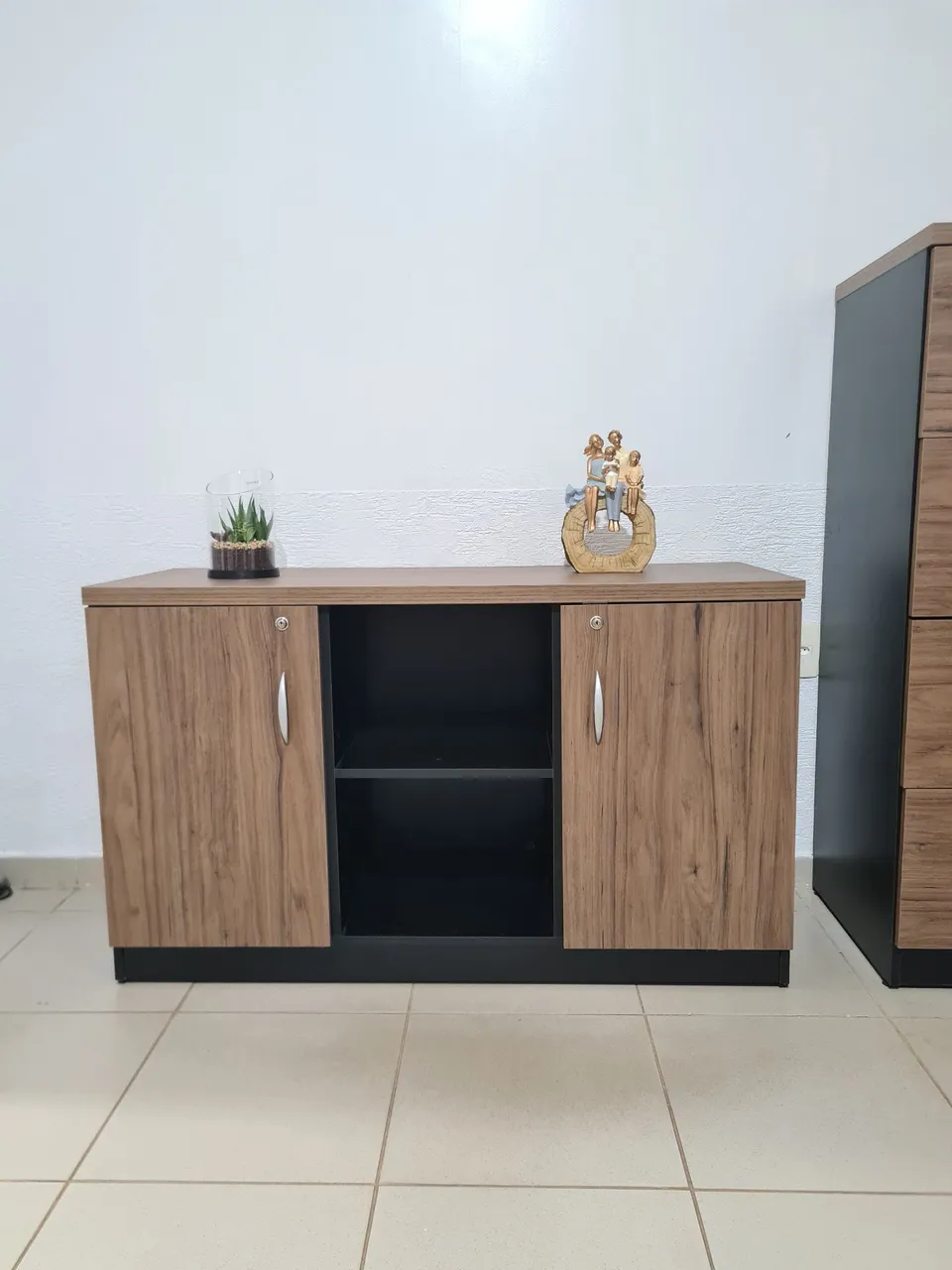 Armário de Escritório Moderno e Funcional