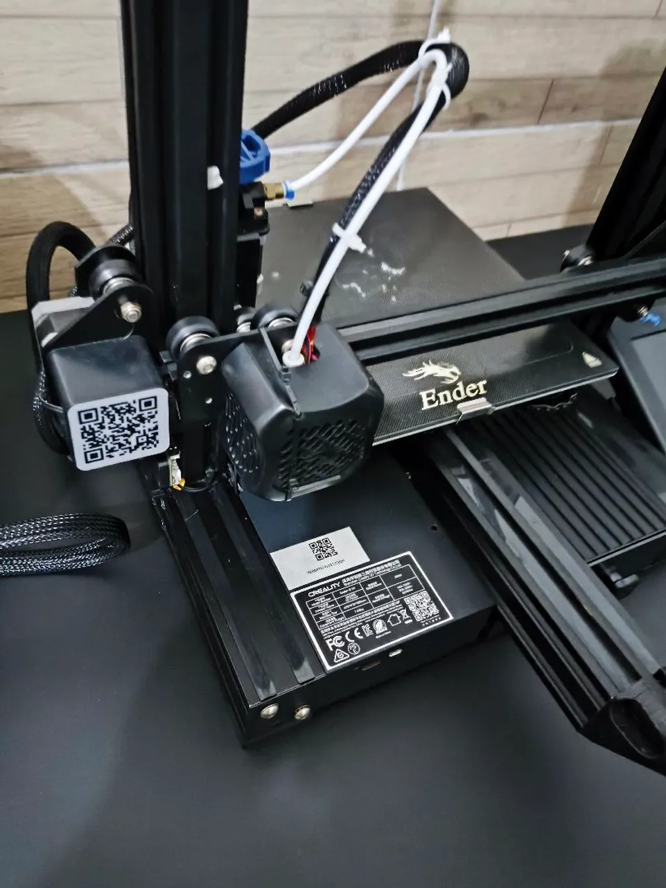 Iimpressora 3D Ender v3v2 com mola amarela