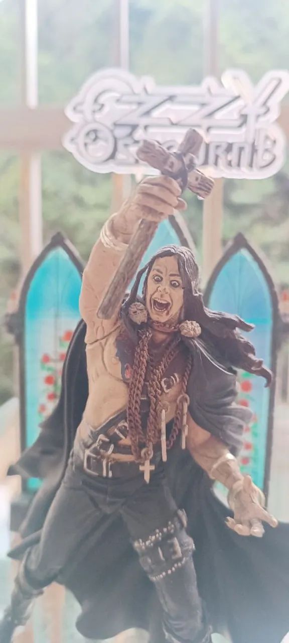 Ozzy Osbourne - boneco com colar, cruz e cenário 