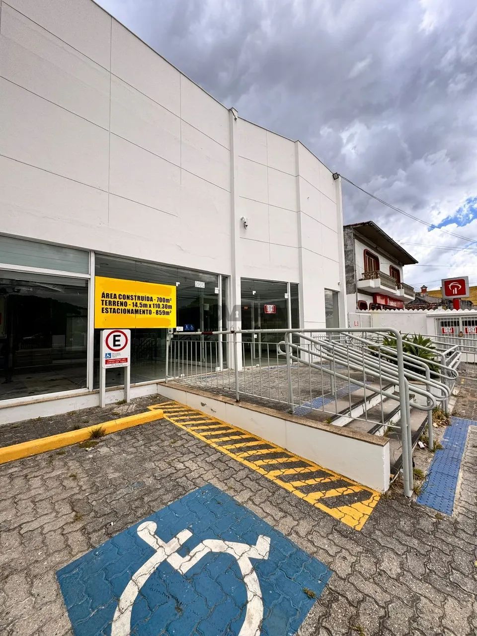Prédio comercial com estacionamento ideal para investidores - Foto 4