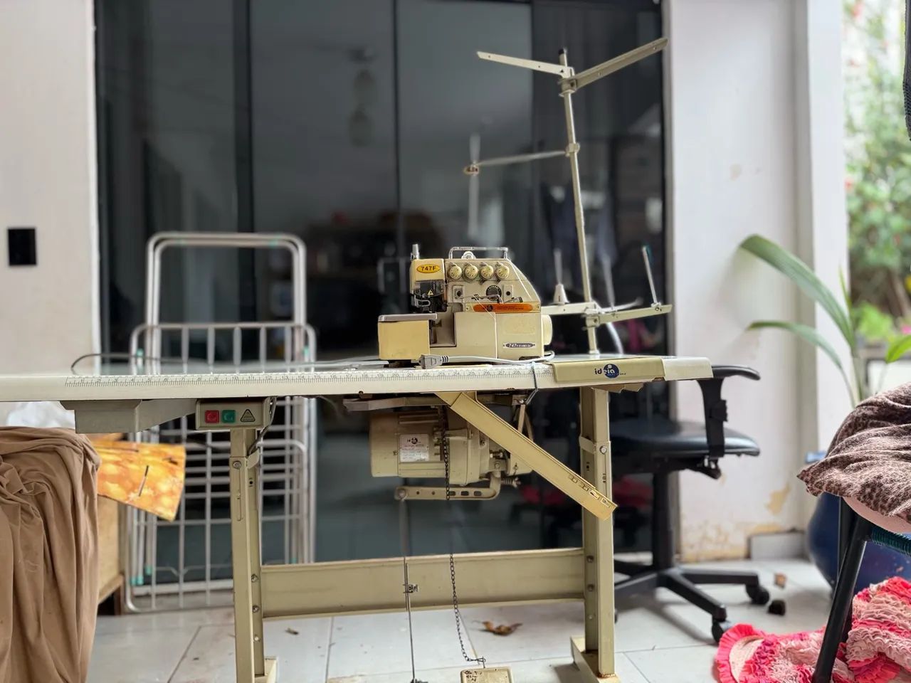 Máquina industrial overlock