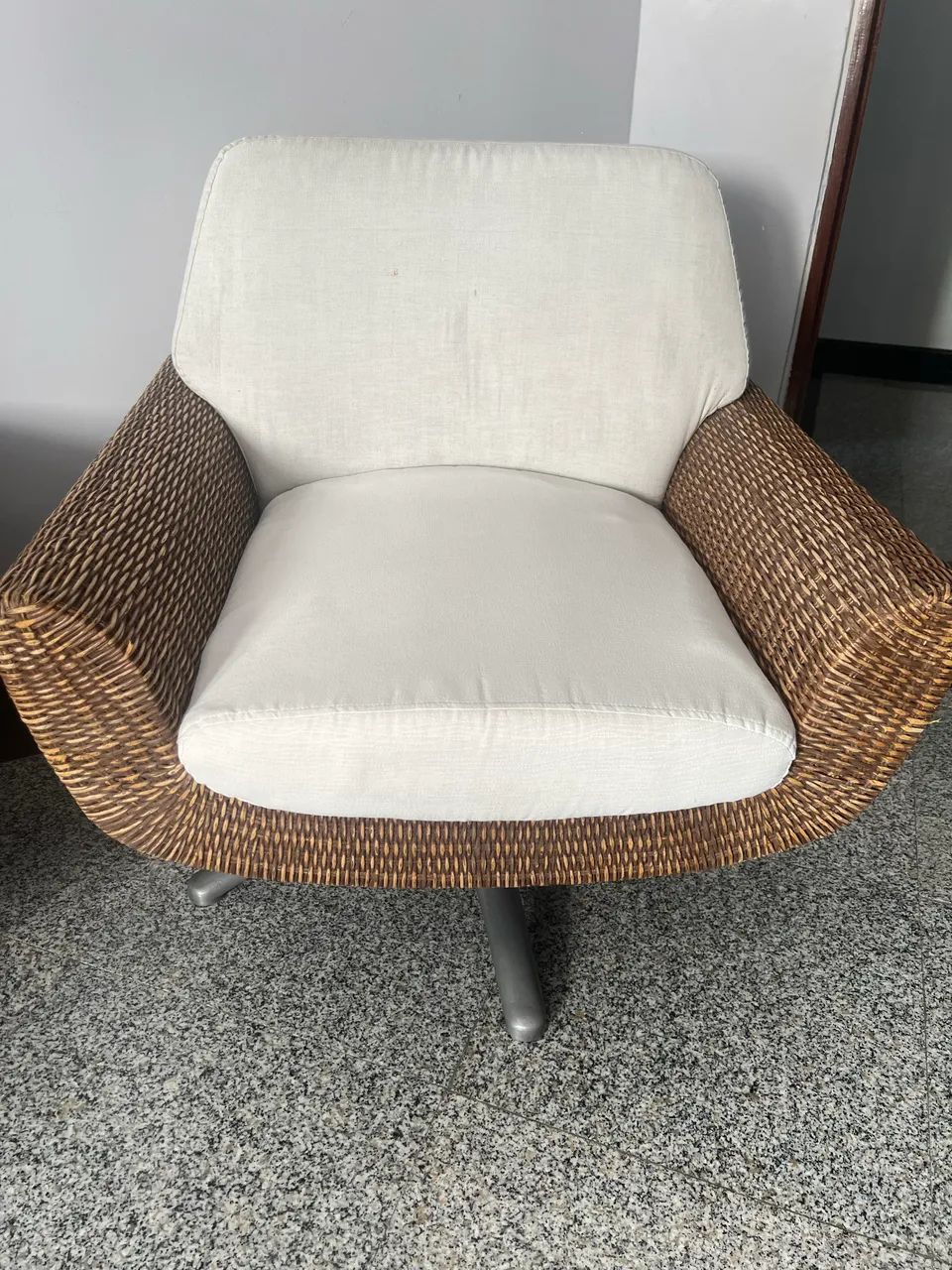 Conjunto de poltronas na cor off c/ braços empalhados - Foto 2