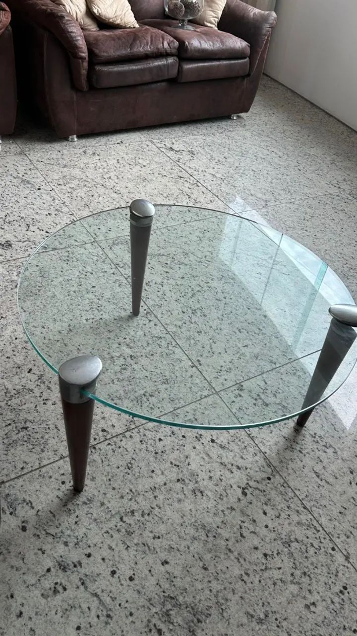 Mesa de centro redonda de vidro com pés de madeira