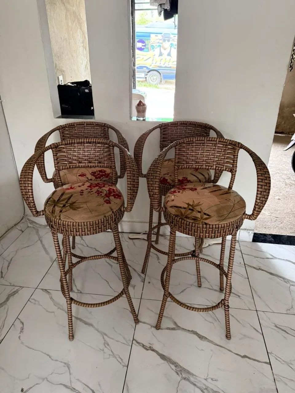 Conjunto com 4 Cadeiras de Fibra + Almofadas