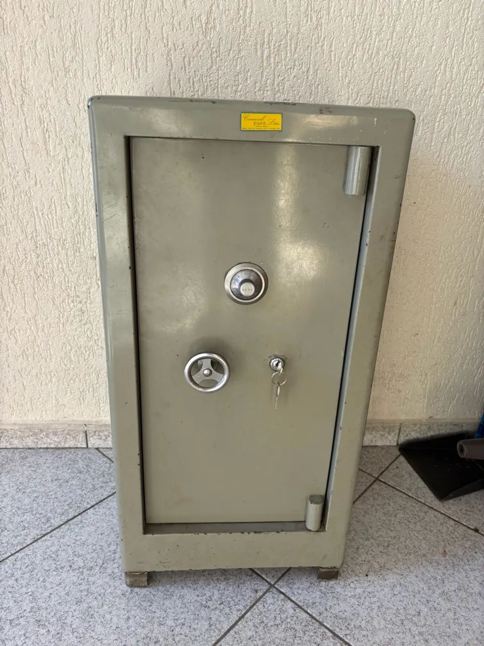 Vendo cofre concretado com chave e senha 