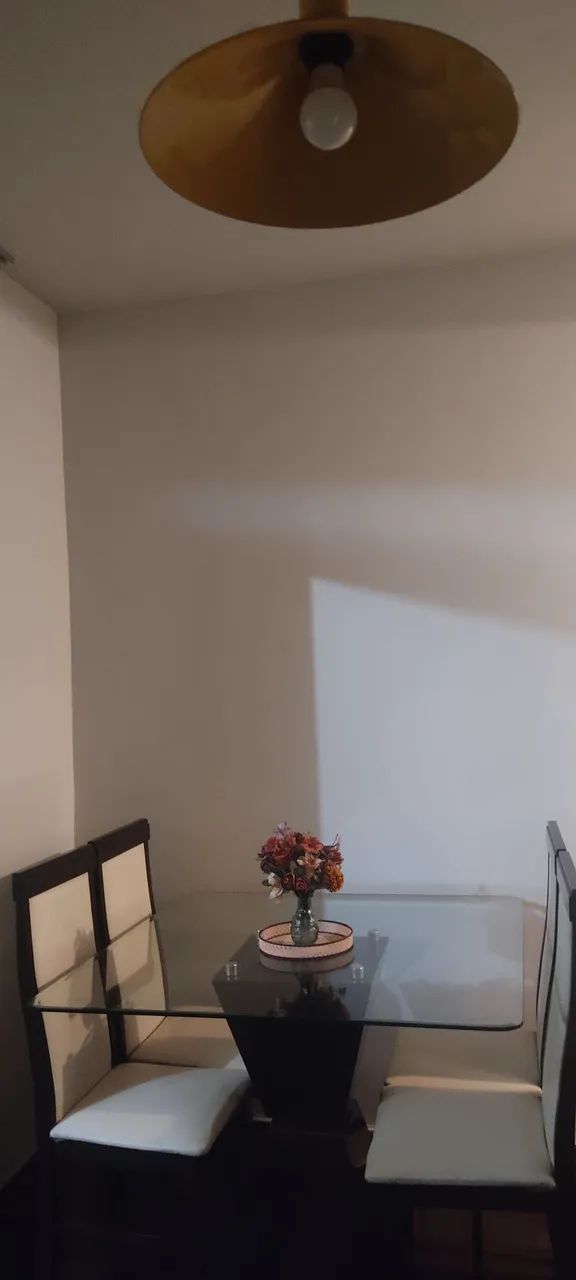 Mesa de jantar com 4 cadeiras
