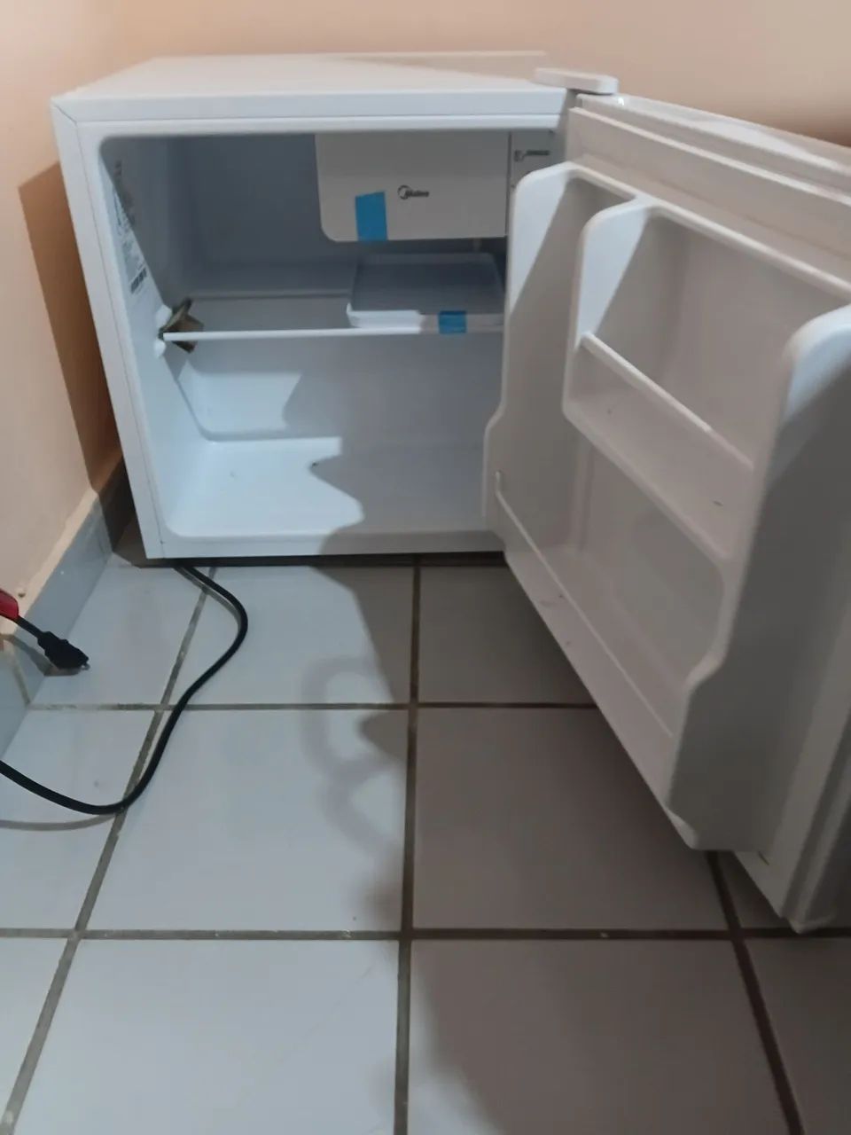 Frigobar Midea Pouco Usado - Foto 4