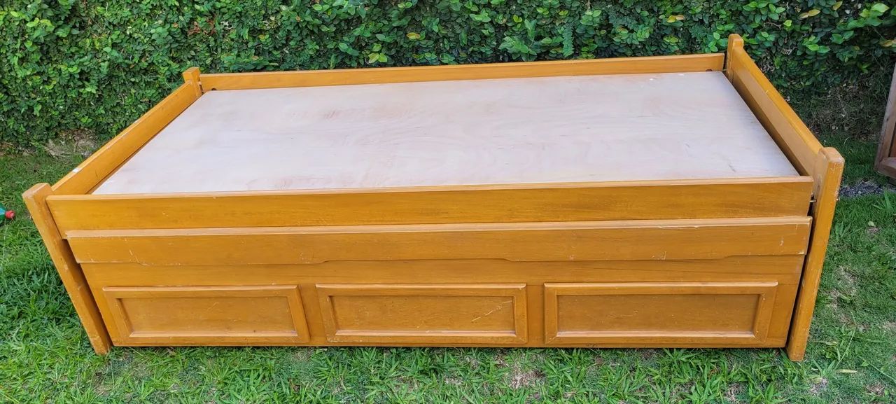 Cama de solteiro com cama auxiliar e três gavetas em madeira maciça. 