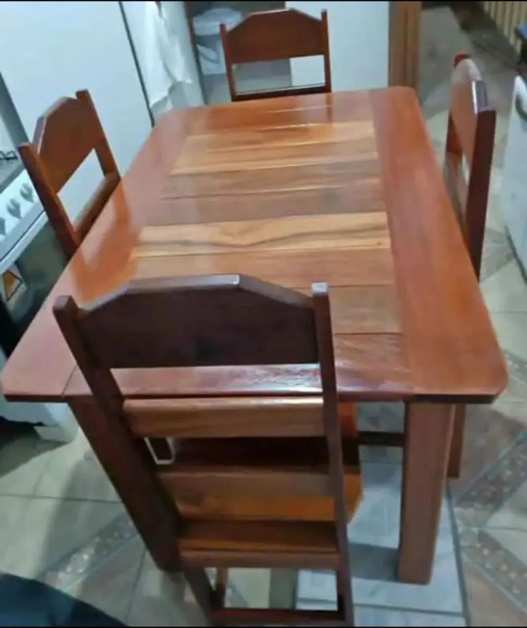 VENDO MESA DE MADEIRA COM 4 CADEIRAS