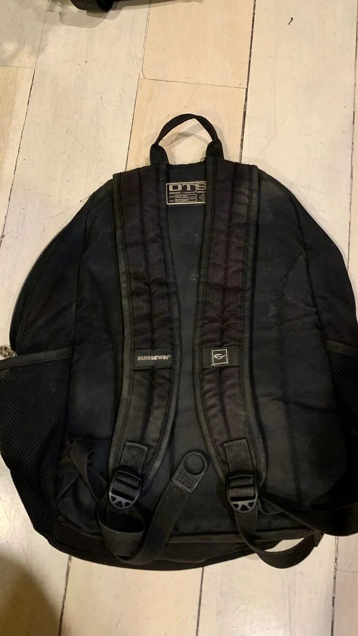 Mochila SUISSEWIN Preta bom estado