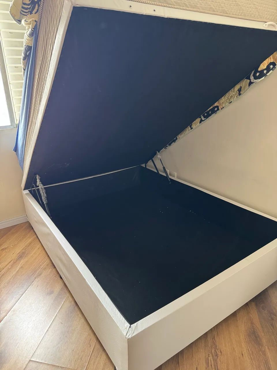 Vende-se cama de casal com baú