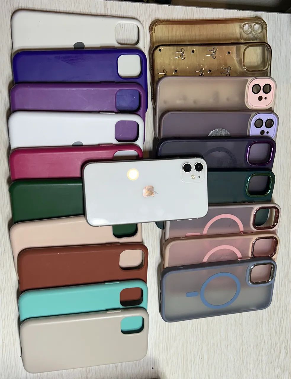 iPhone 11 Branco - 64GB + 19 Capinhas (5 com MagSafe)