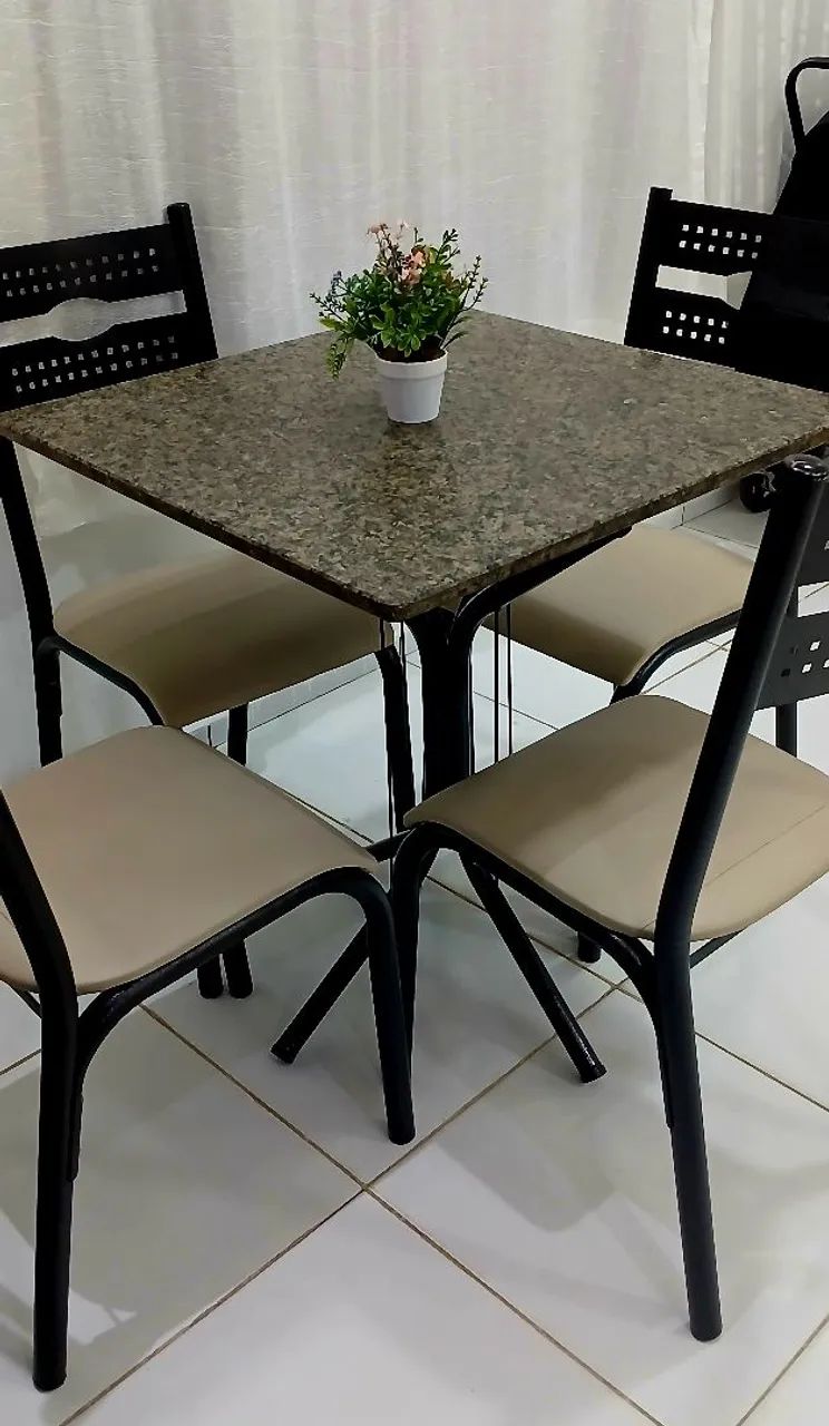 Mesa de Mármore com 4 Cadeiras 
