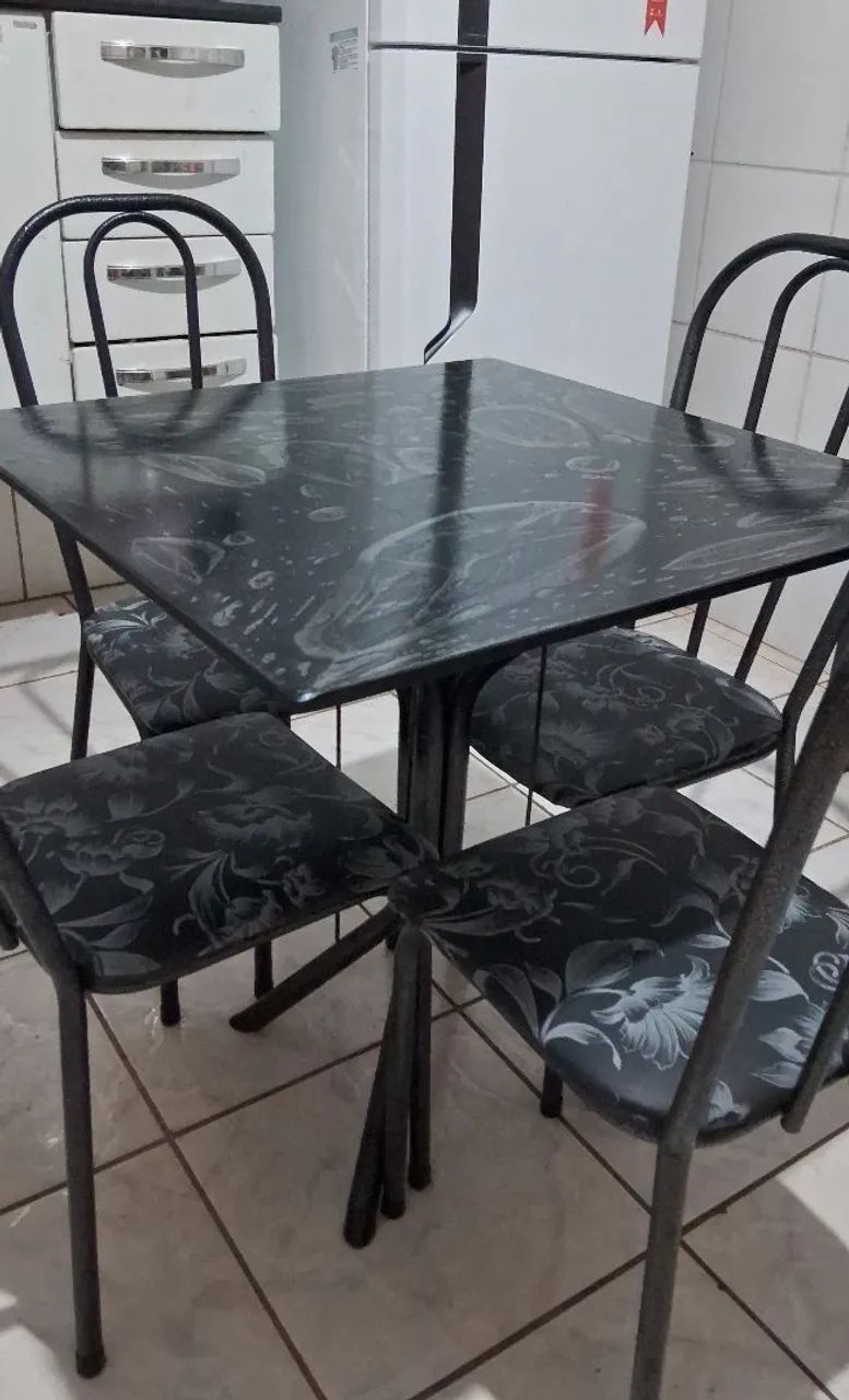 Mesa com 4 cadeiras  - Foto 2