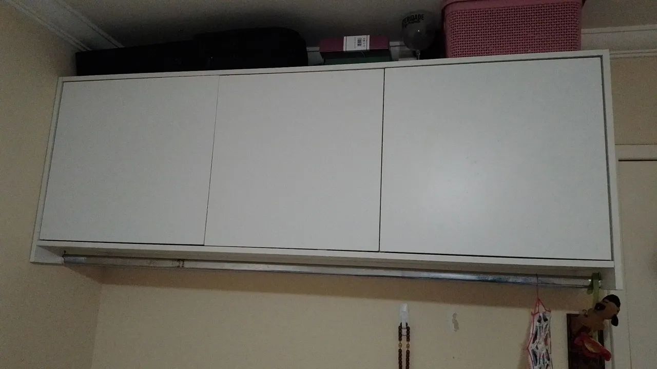 Armário de MDF com três portas e cabideiro