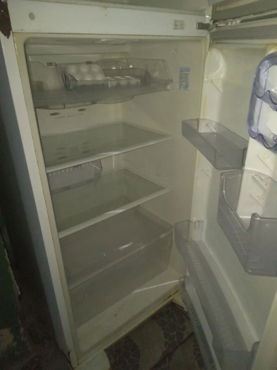 Vendo Geladeira eletrolux com defeito - Foto 3