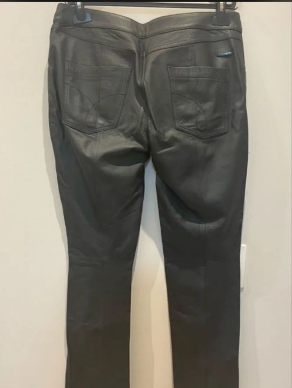 Calça Calvin klein de couro legitimo pelica  - Foto 2