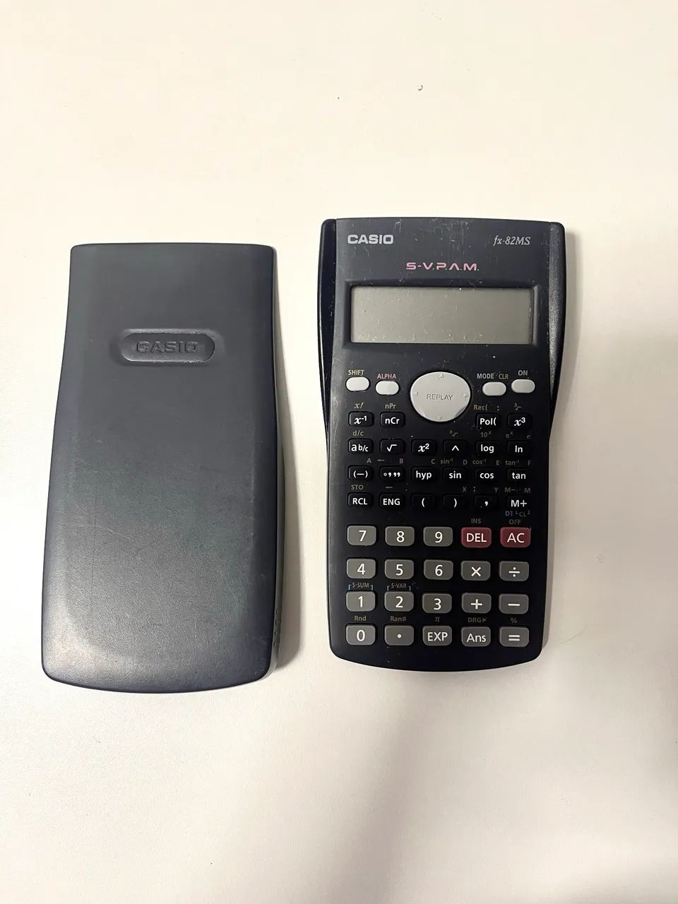 Calculadora científica Casio fx-82MS original, funcionando perfeitamente.