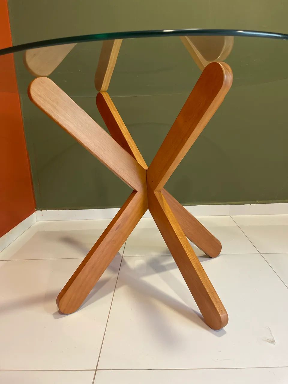 VENDO MESA DE VIDRO COM BASE EM MADEIRA  - Foto 2