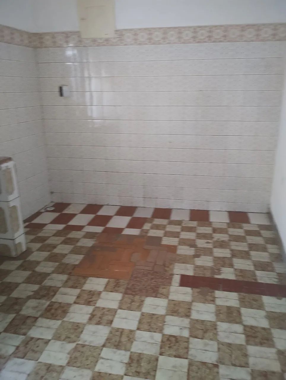 Alugo 4 cômodos grandes com garagem  - Foto 5