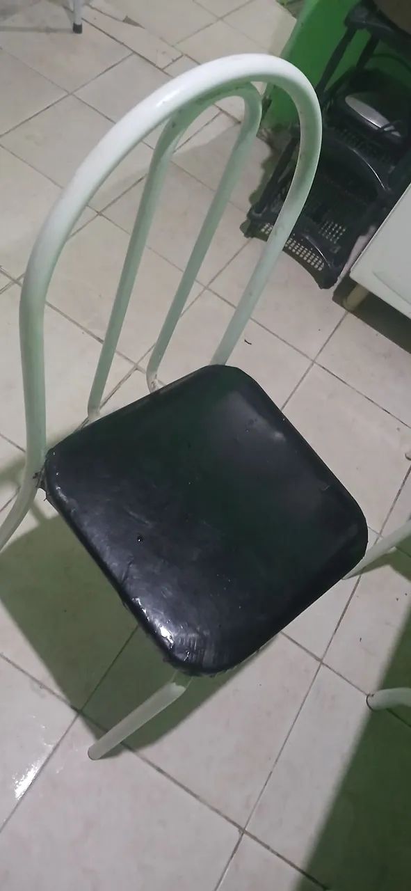 Mesa de mármore 4 cadeiras usada. - Foto 4