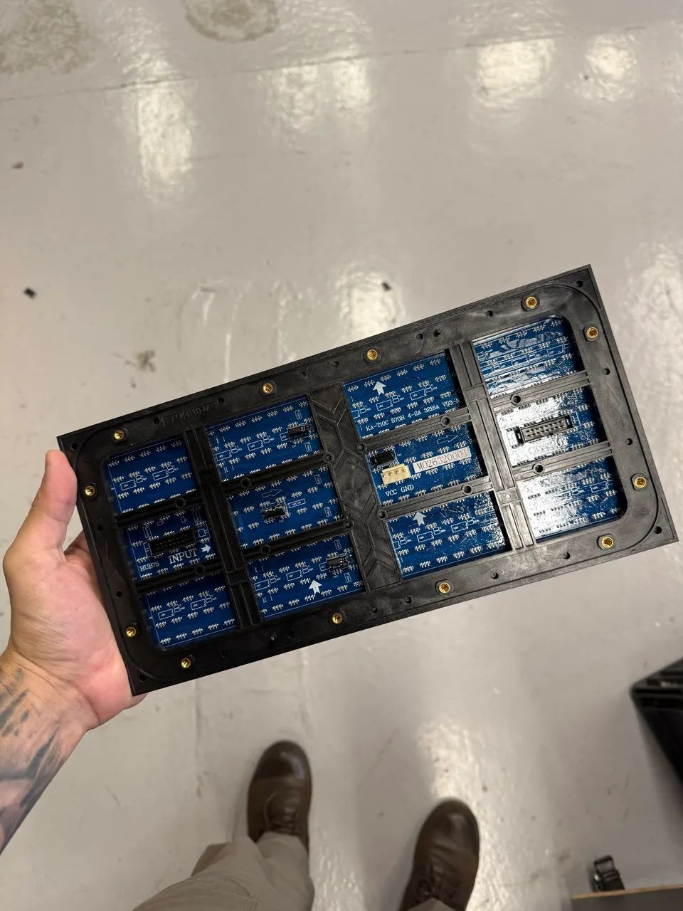 Técnico eletricista de painel de Led 