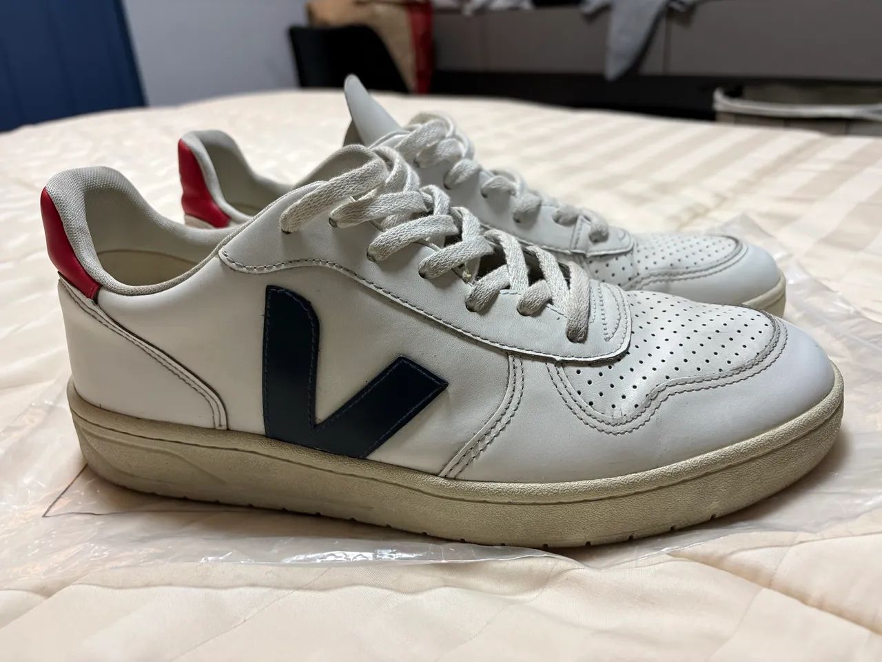 Tênis VERT com detalhe Azul e vermelho 