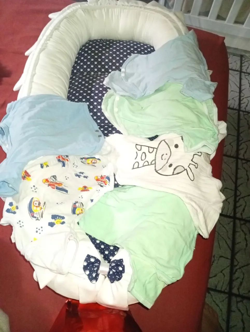 Vendo ninho redutor com roupas para recém nascido  - Foto 3