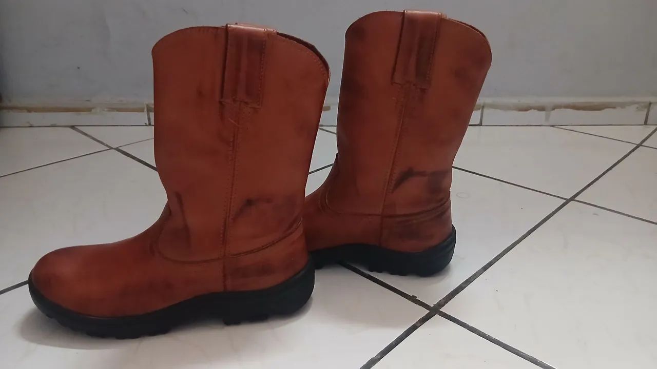 Bota Lisa em Couro Legítimo Cano Médio (Nova) - Foto 4