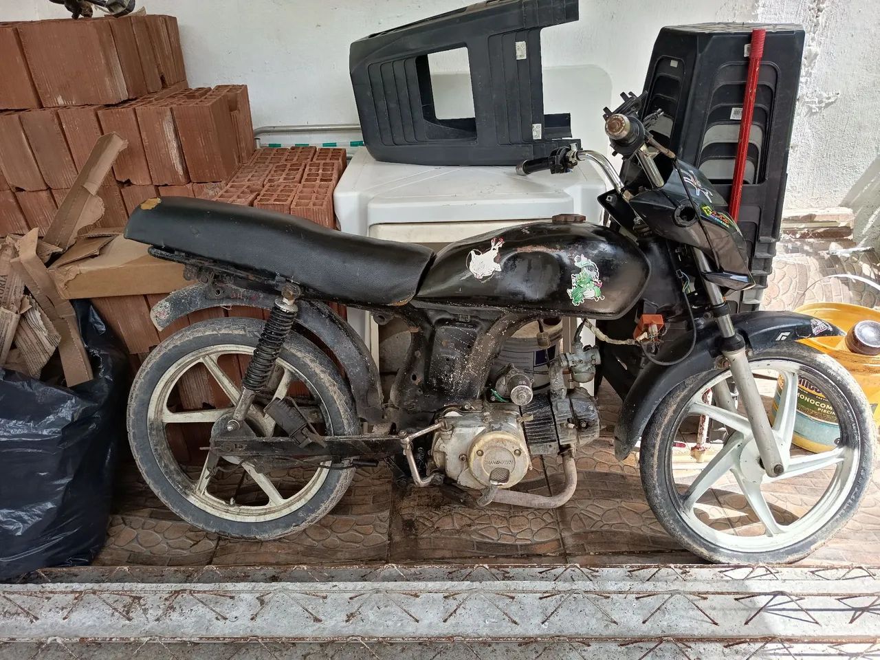 Vendo moto montada.