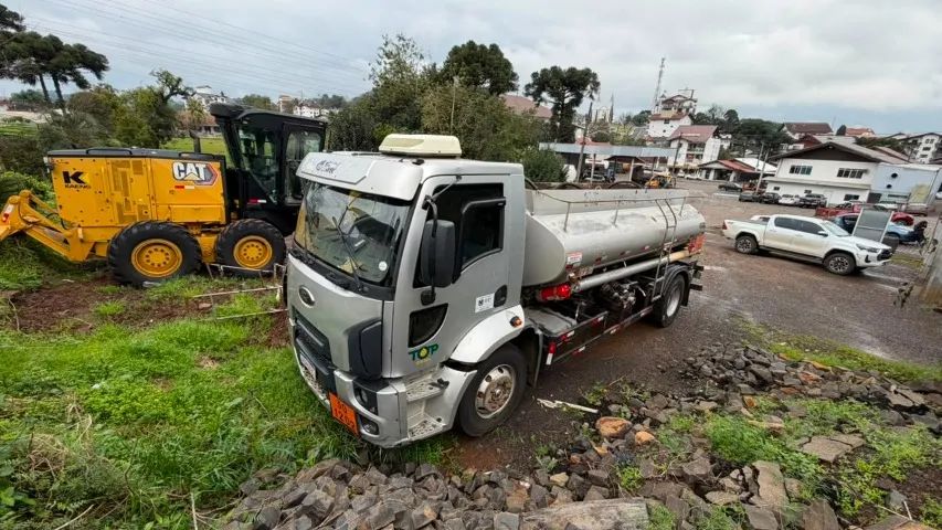 CAMINHAO TANQUE  - Foto 2