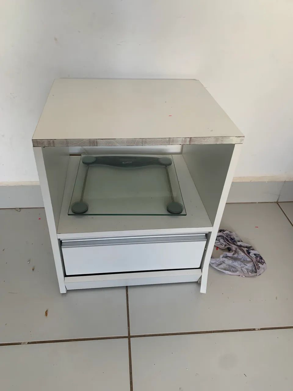 criado mudo- mdf bom e pesado 
