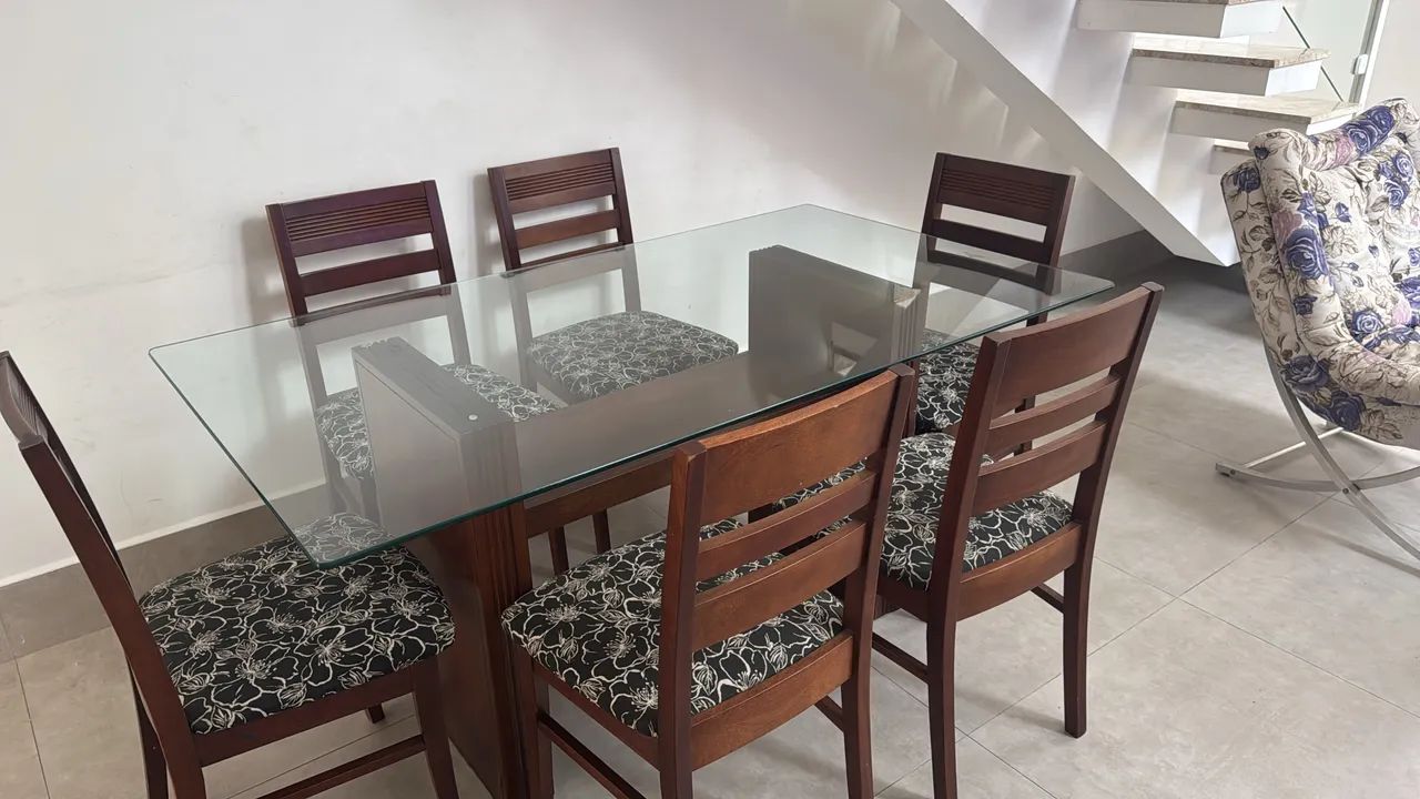 Mesa com 6 cadeiras de madeira 