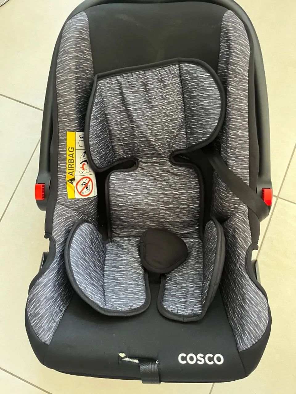 Carrinho de bebê com o bebê conforto - Foto 5