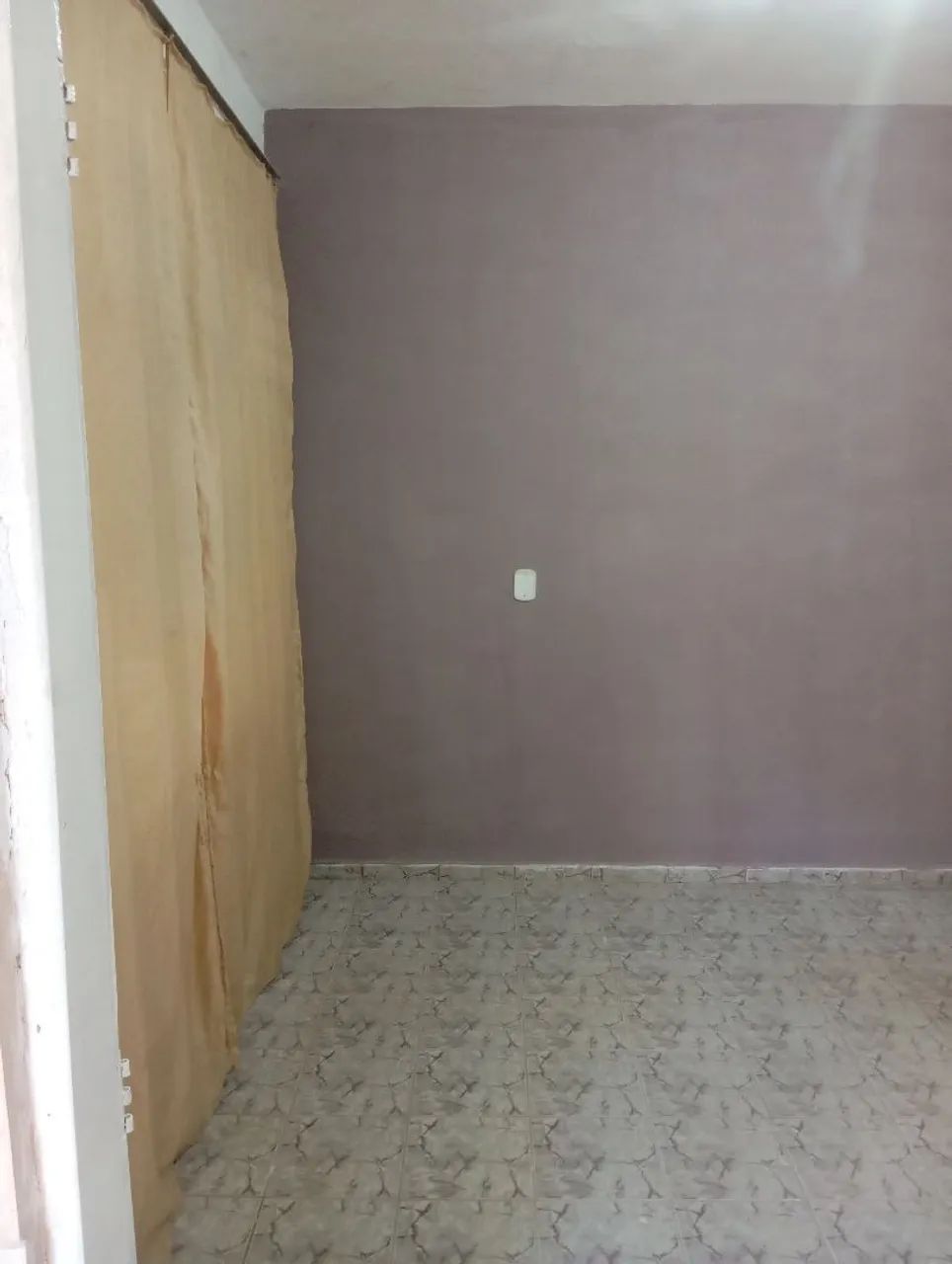 Aluga quarto e cozinha no Quarentenário 