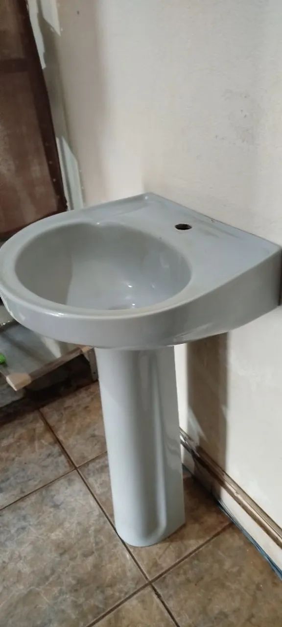 Pia de banheiro com coluna 
