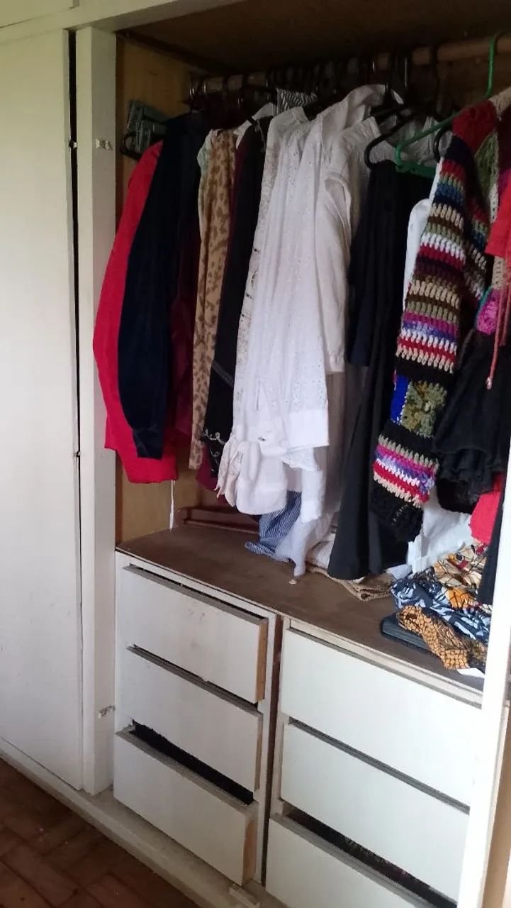 Guarda roupa de madeira maciça e compensado antigo. - Foto 2