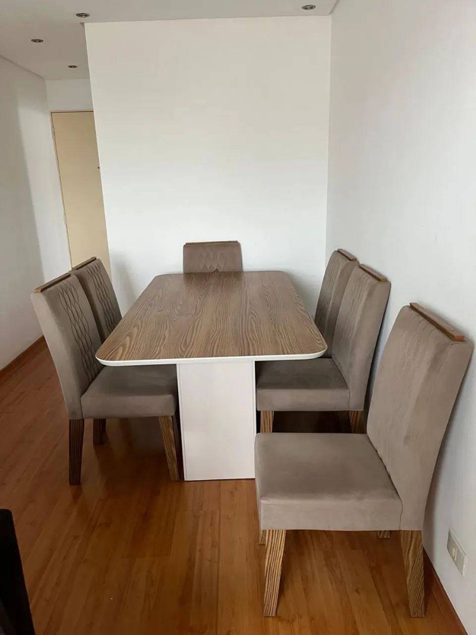 VENDO MESA DE JANTAR COM 6 CADEIRAS