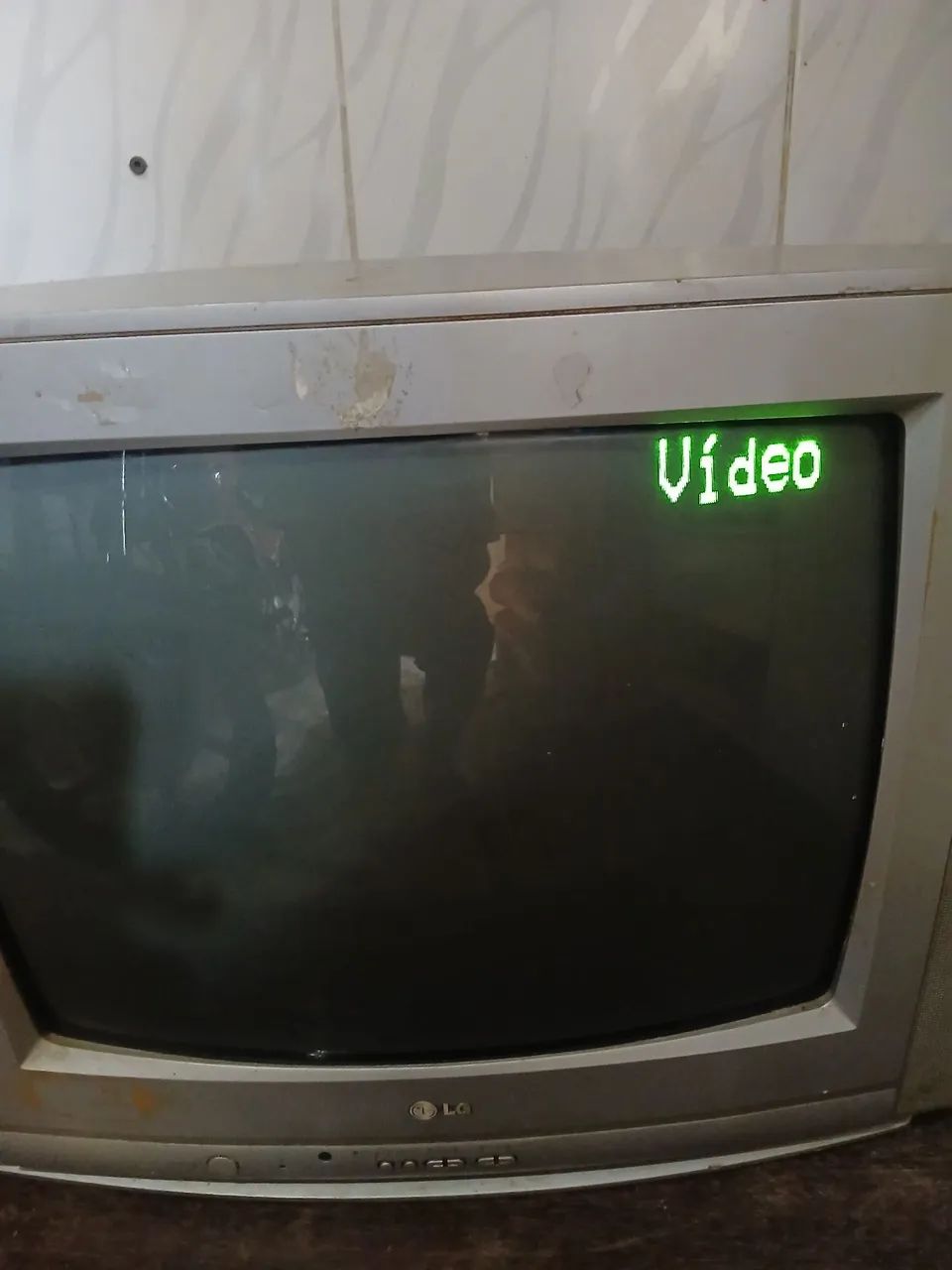 Vendo uma televisão 21 polegadas, 50 reais funcionando , não tem conversor  - Foto 3