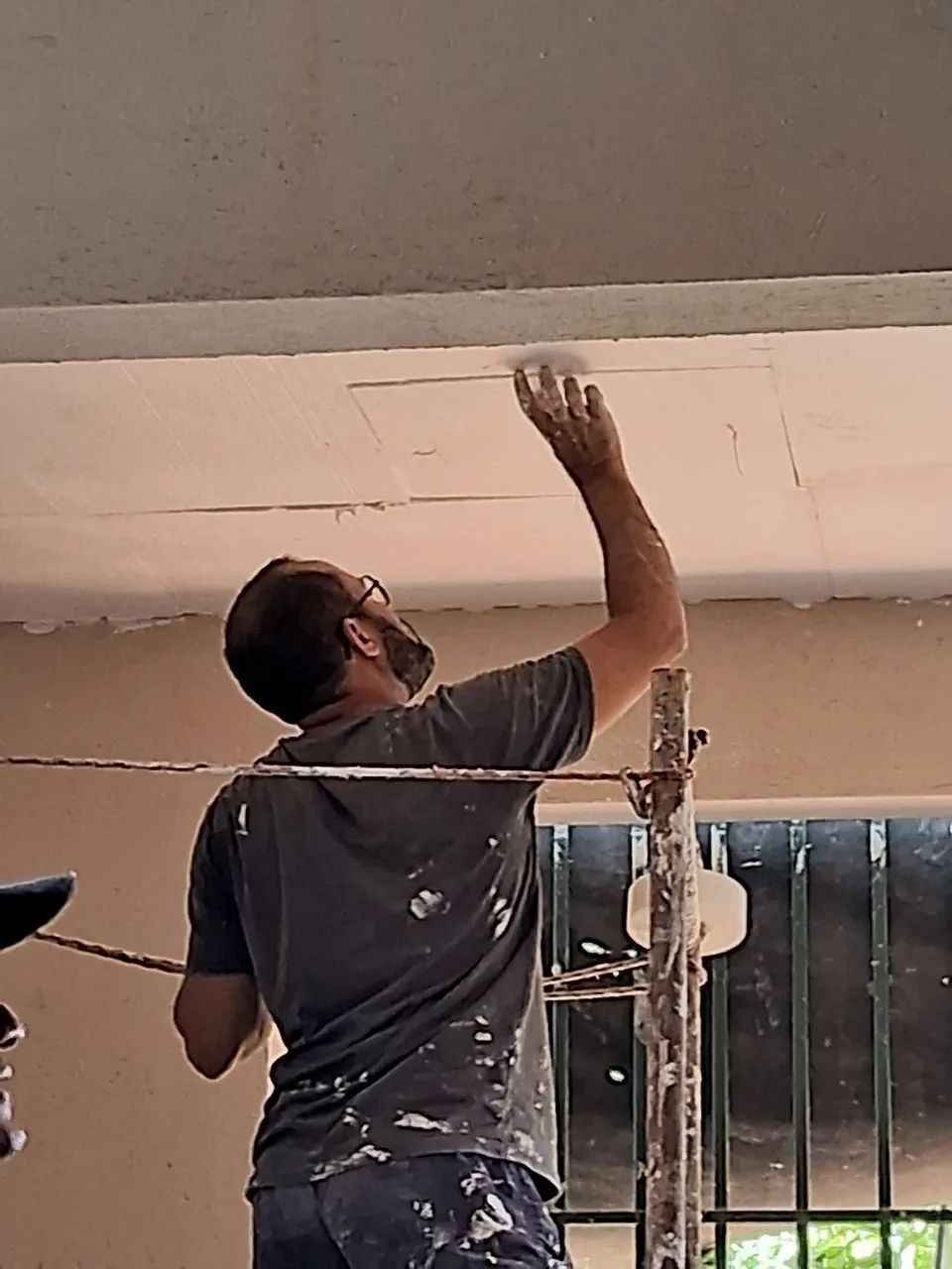 Foso colocação de foro de isopor. E pequenos serviços e reparos. 