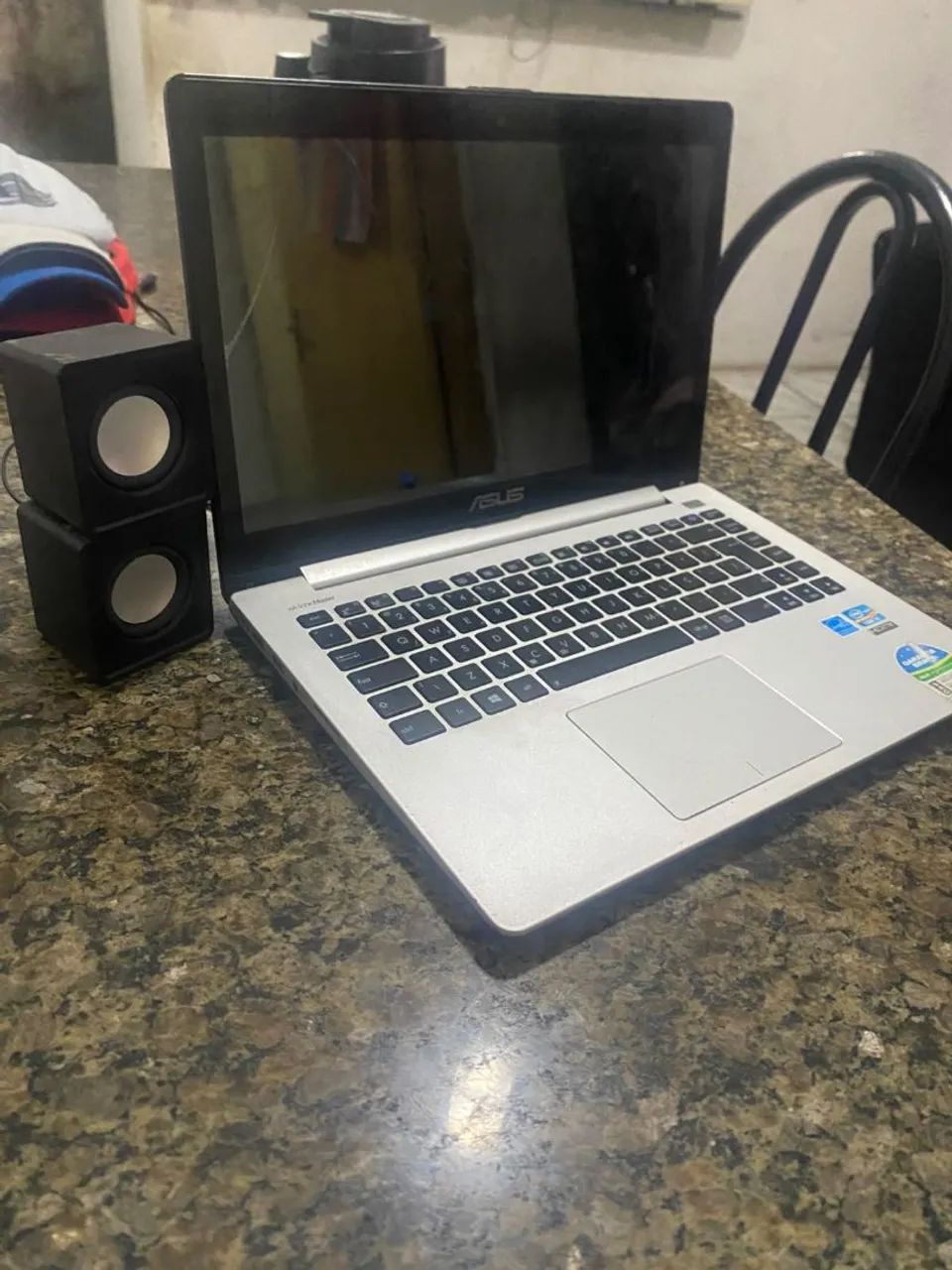 Notebook assus com auto falantes
