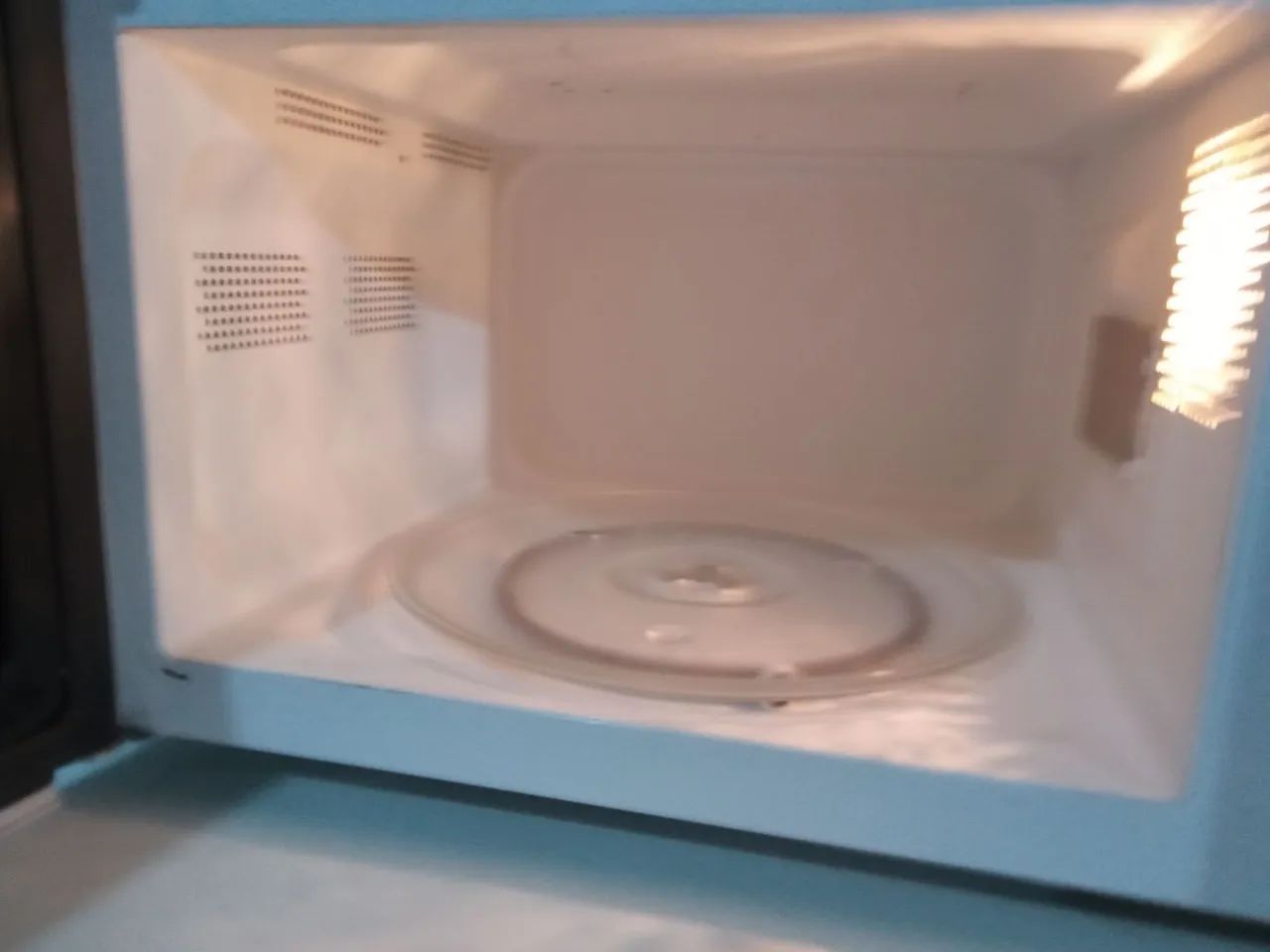 Vendo um microondas Philco PME25 espelhado, 20 litros  - Foto 4