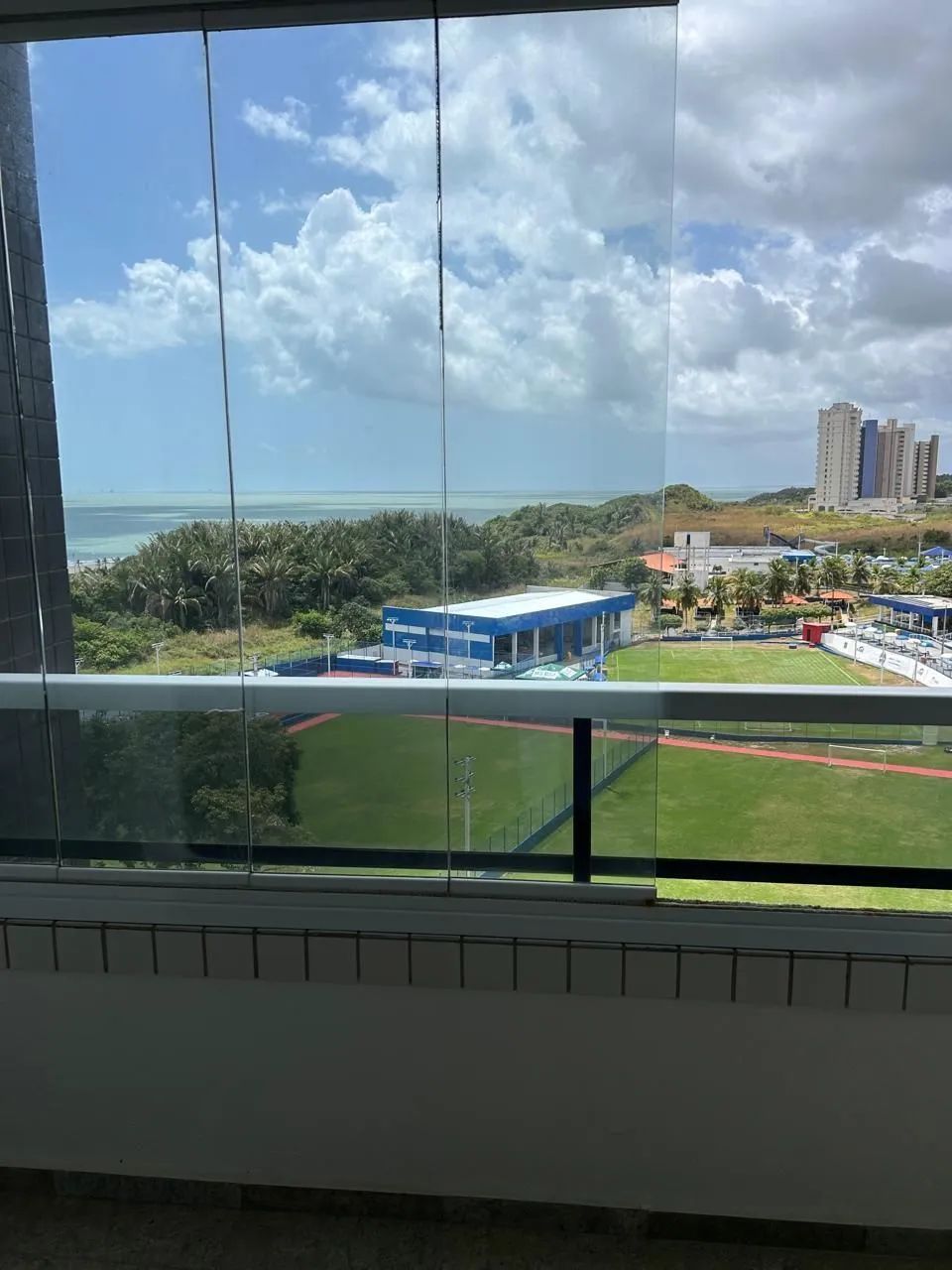 Alugo apartamento no edifício Toulon , na ponta do farol - Foto 2