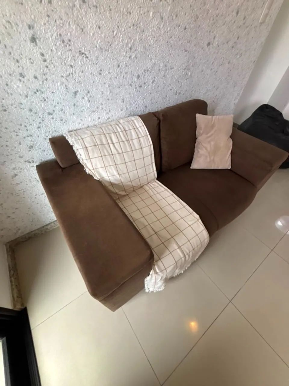 Sofá 2 lugares em tecido marrom. Ótimo estado de conservação.  - Foto 5