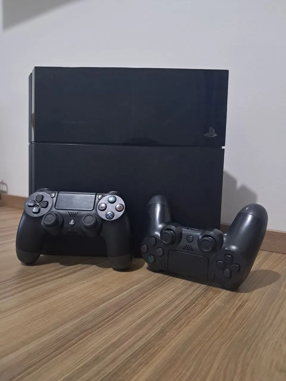 Ps4 com 2 controles e 9 jogos mídia digital.