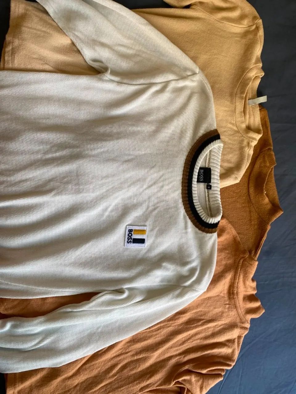 Lote com 04 blusas femininas tons pasteis - Foto 3