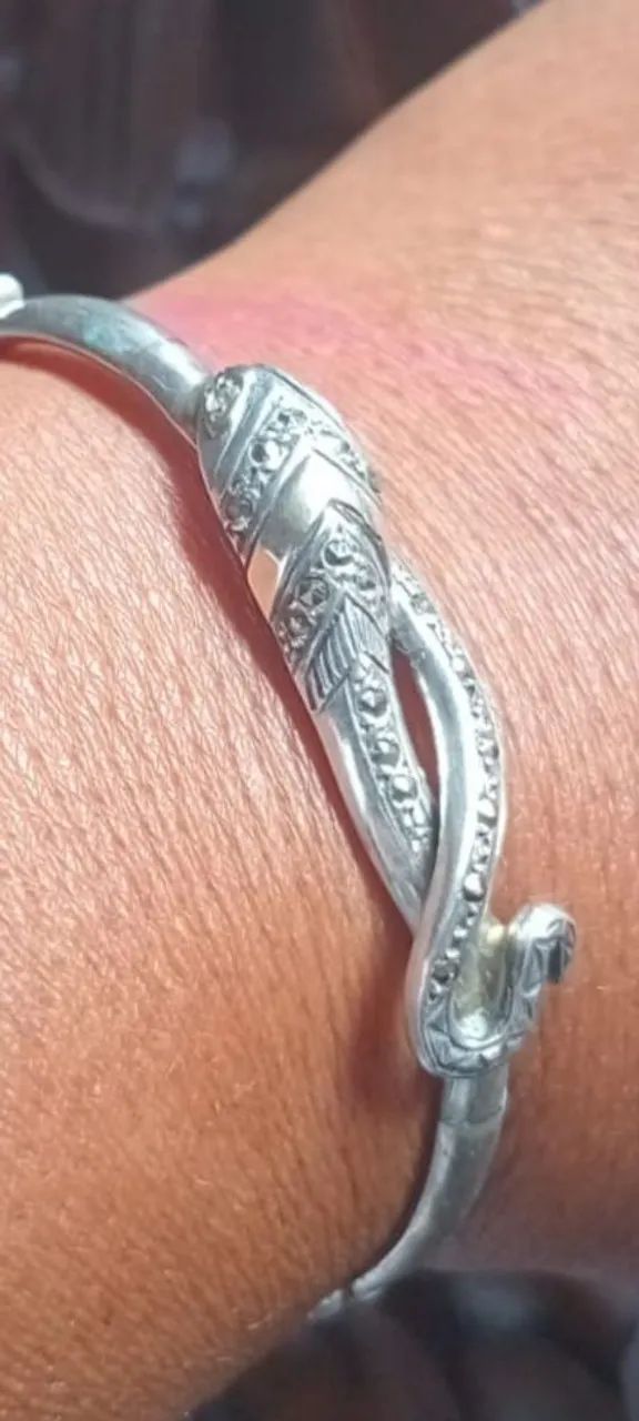 Bracelete prata design uma cobra.