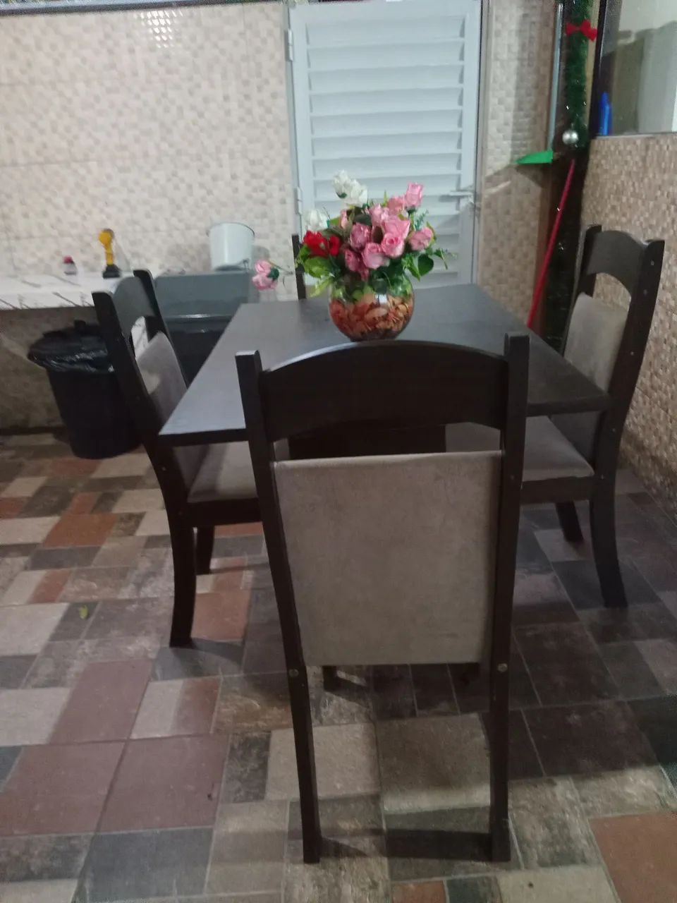 Mesa com 4 cadeiras 